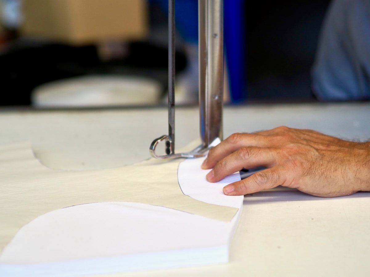 Mans cosint en un dels nostres tallers de confecció de Catalunya